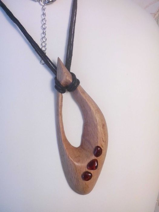 Wisior z drewna bukowego z bursztynem