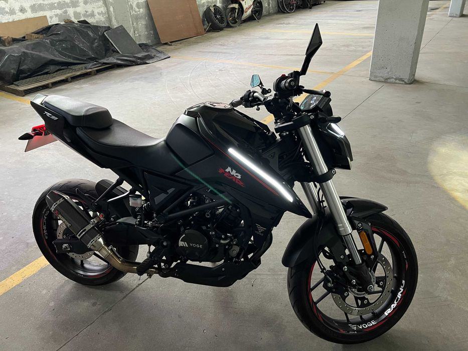 VOGE 125R 125cc - Preta / Vermelha