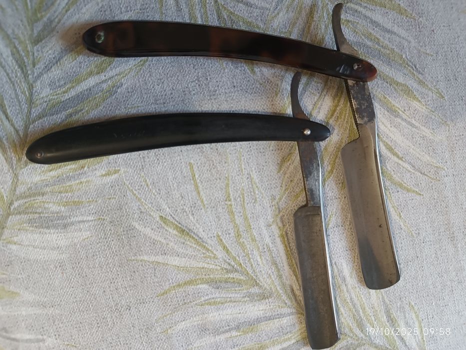 2 Navalhas clássicas de barbear com afiadores