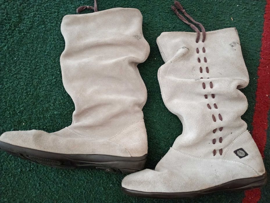 Botas Femininas Bege Cano Médio – Super Versáteis