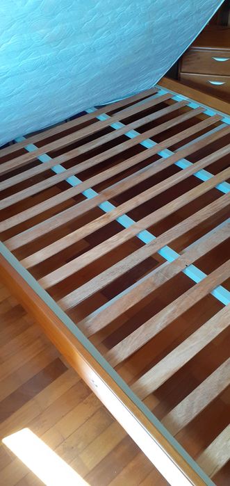 Cama de casal em cerejeira em bom estado.