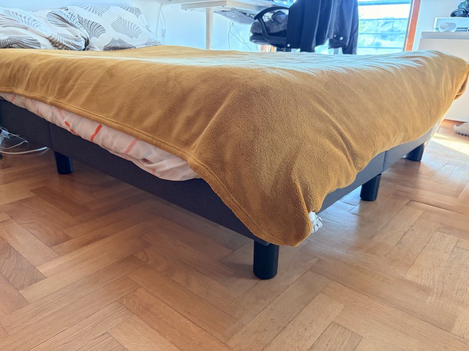 Cama de casal como nova