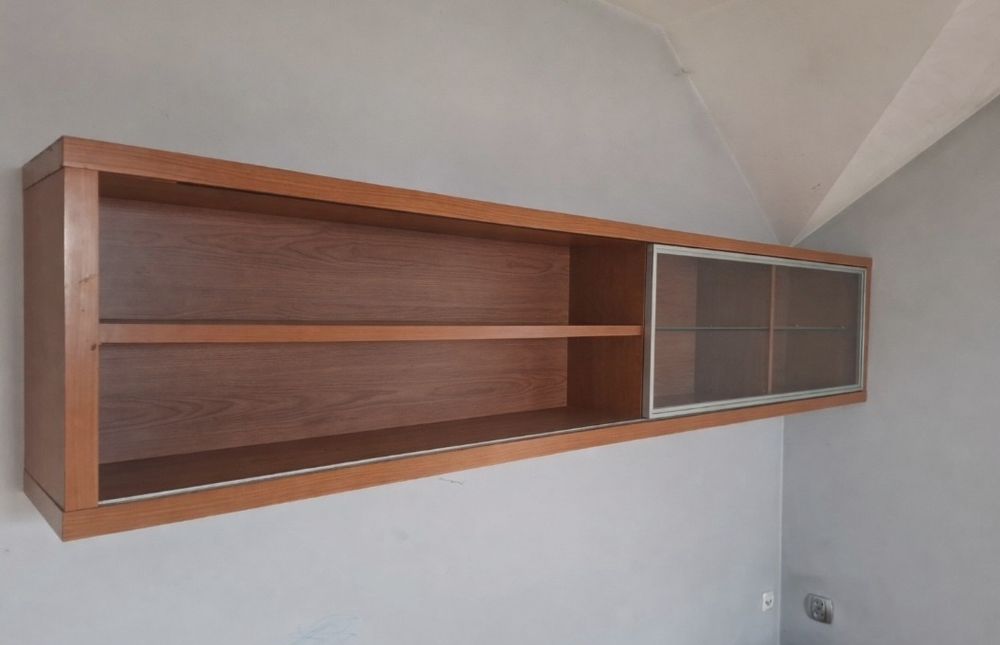 Wisząca półka  z przesuwną szybą