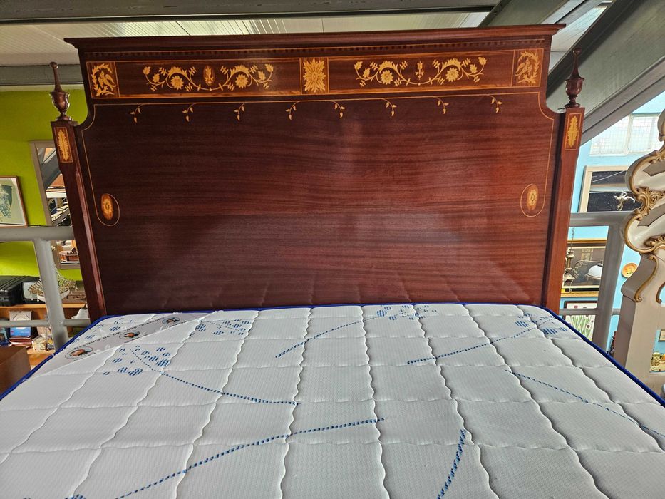Magnifica cama estilo D. Maria com estrado e colchão - ó