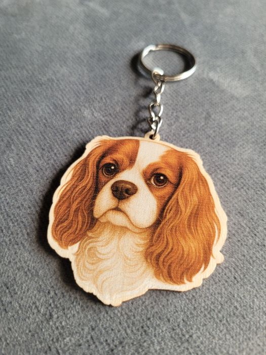Brelok drewniany z psem Cavalier King blenheim