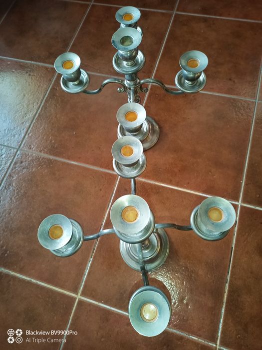 Par de castiçais belíssimos bem trabalhados de forma simples