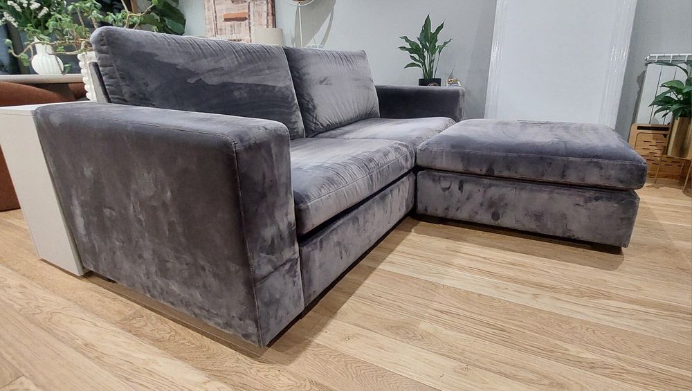 Sofa 3 lugares e pouf cinza escuro
