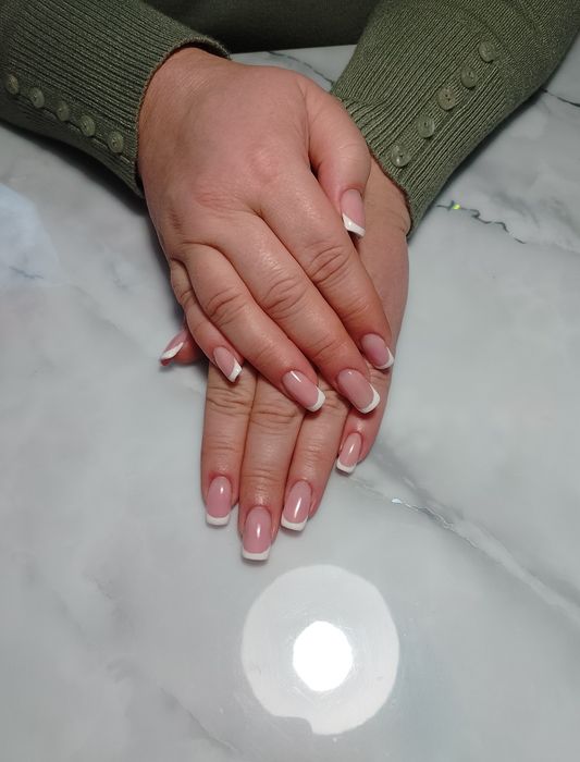 Манікюр та нарощування нігтів