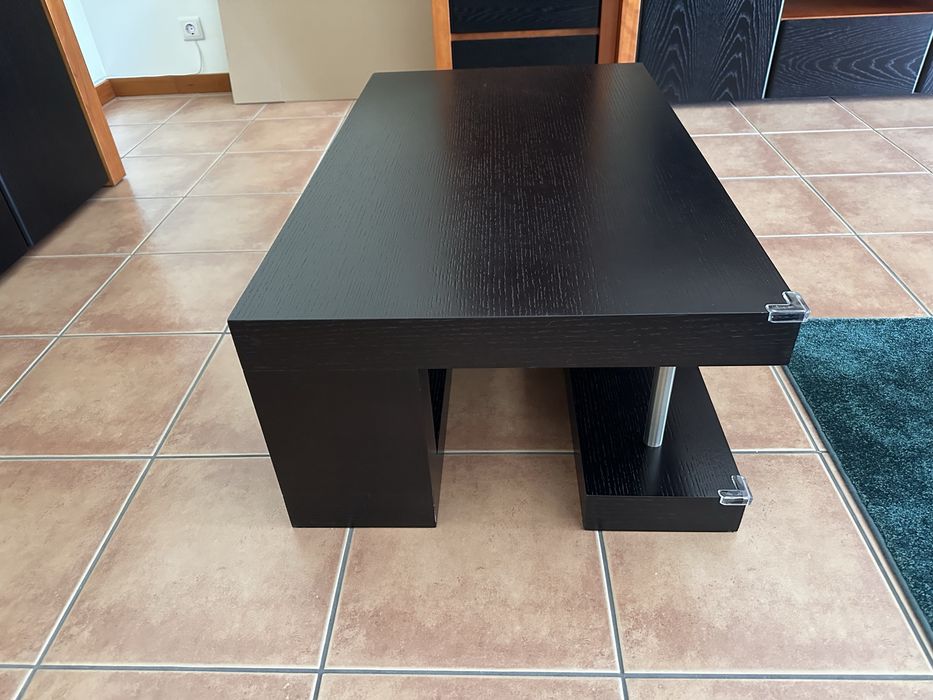 Mobilia de sala com mesa de centro e aparador