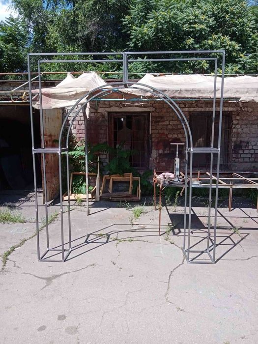 Весільні каркаси та арки різноманітних форм