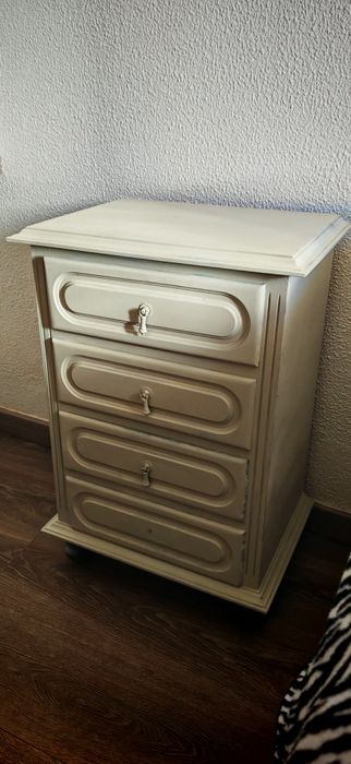 Mesa Cabeceira madeira 4 gavetas (urgente)