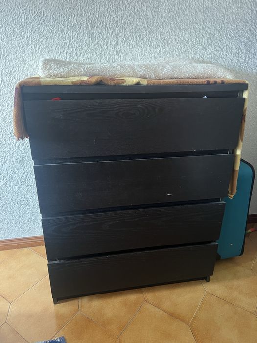 Cómoda Preta 4 Gavetas – Espaçosa e Moderna