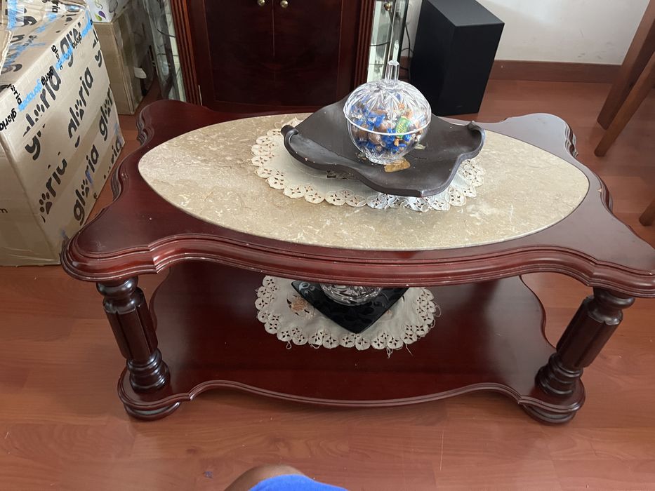 Mesa de centro clássica em madeira e mármore 90cm x 62cm