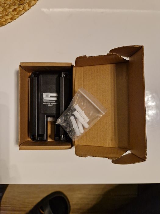 Uchwyt magnetyczny na pistolet