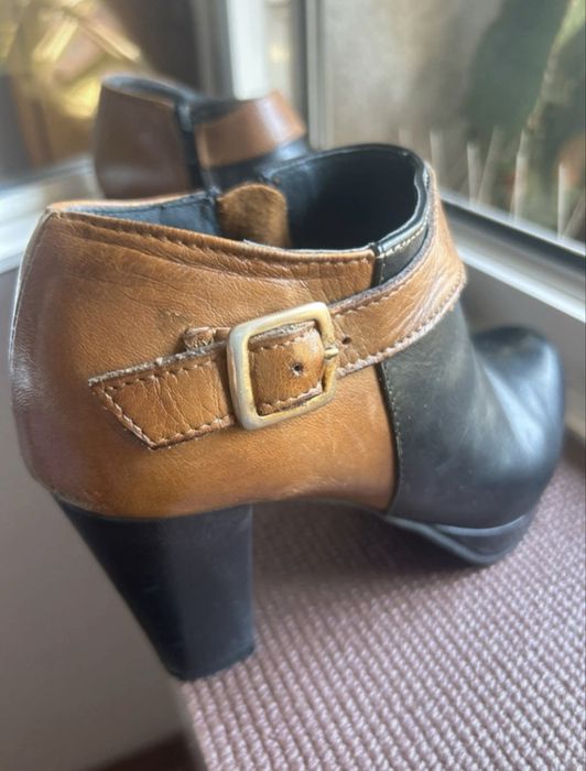 Vendo  junto estas Três botas em couro