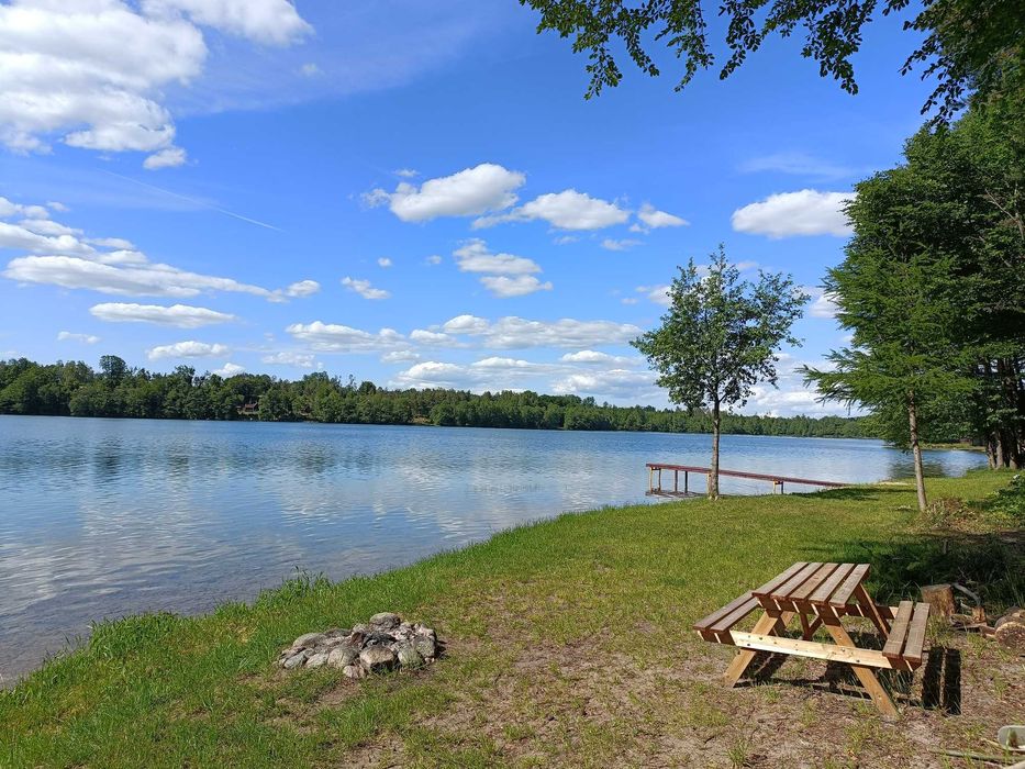 Pole namiotowe na Kaszubach nad jeziorem Mausz.