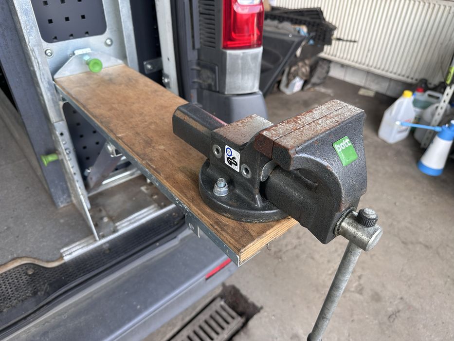 Zabudowa warsztatowa regały imadło  trafic vivaro t5  sprinter crafter