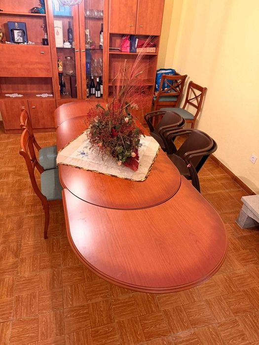Mesa oval extensível em madeira com oferta das cadeiras