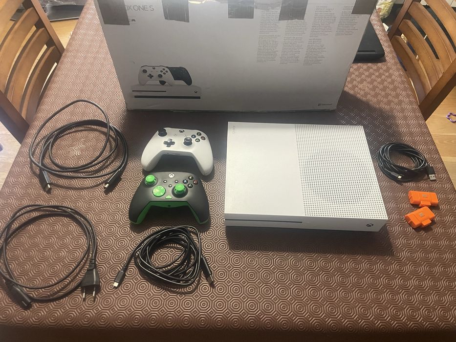 Xbox One S 1TB + 2 Comandos + Baterias Recarregáveis