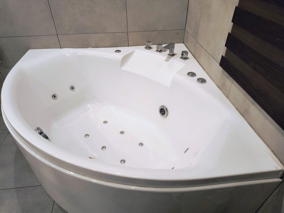 Wanna z hydromasażem/jacuzzi