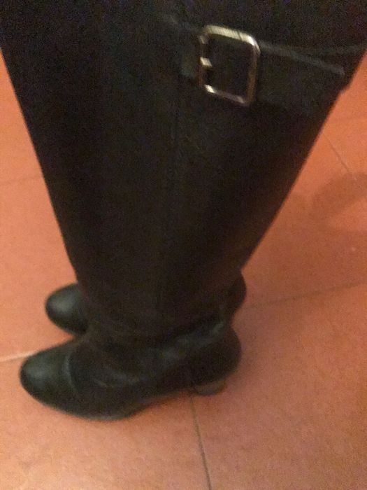 Vendo botas em pele muito pouco usadas