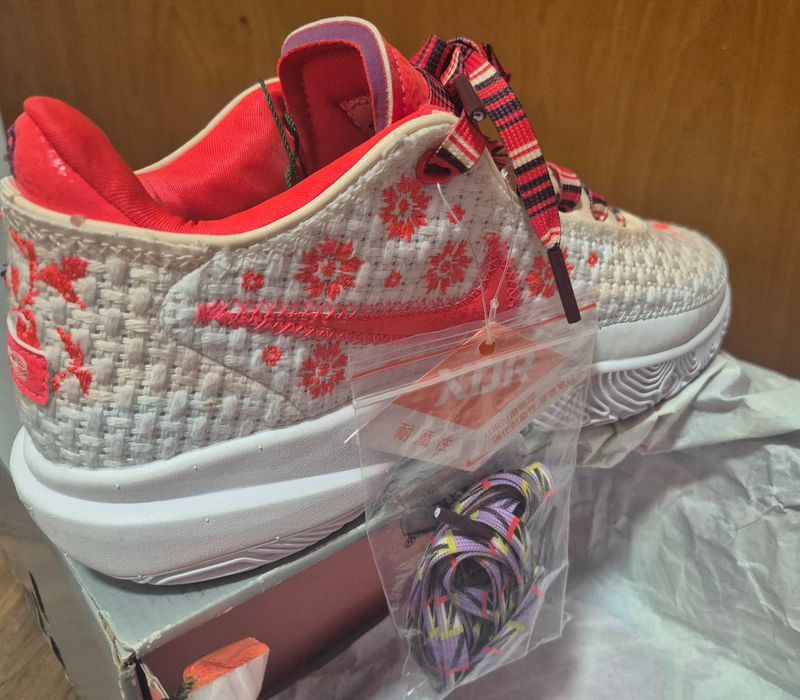 Buty sportowe/do koszykówki/sneakersy do chodzenia Nike LeBron XX PRM