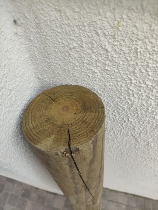 Postes.  de madeira tratada com 1,25 e 10cm de diâmetro