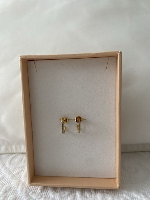 Brincos invertidos, em prata dourada da OurSins