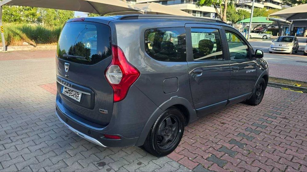 Dacia Lodgy Stepway 1.5 dCi 110 cv, diesel (gasóleo), 7 lugares, Dezembro de 2017, Cinzento