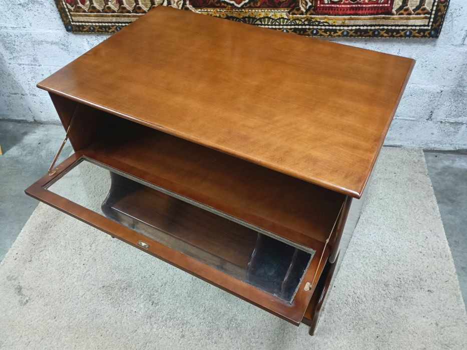 Belíssimo móvel anos 80
Multifuncional com iluminação. madeira maciça