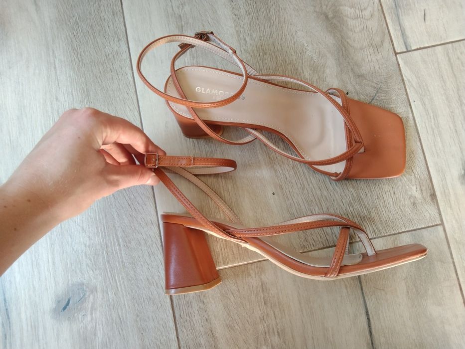 Piękne buty na słupku, sandałki