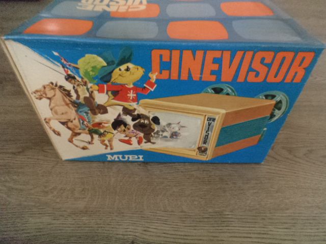 Cinevisor Mupi na caixa com imagem Hanna Barbera