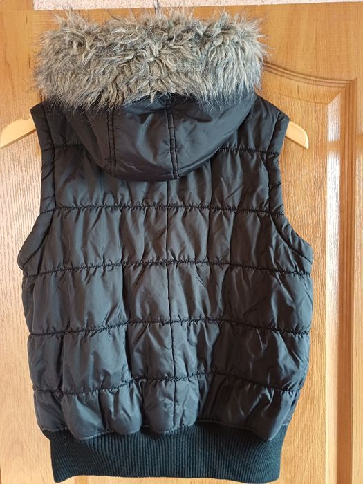 Жіноча жилетка .безрукавка