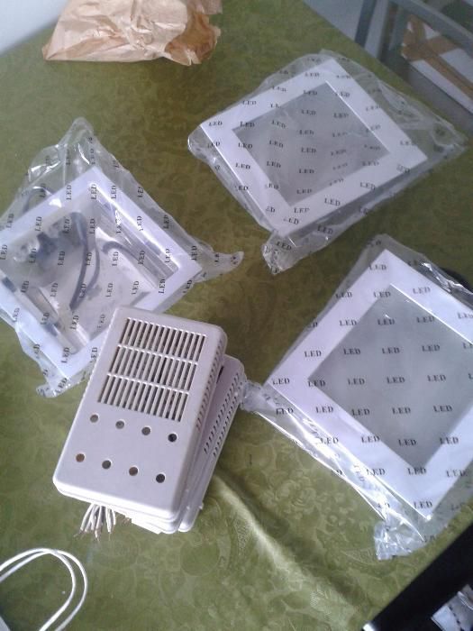 3 Focos embutidos luz fluorescente económica