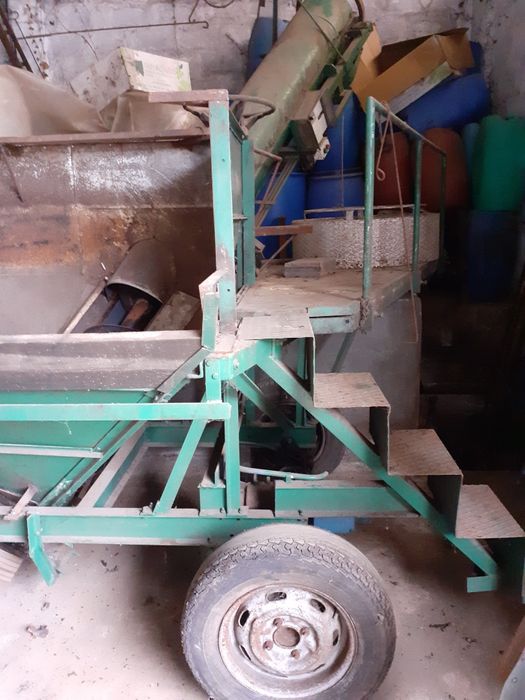 Tramonha autocarregante,com deslocacao longitudinal electrica,