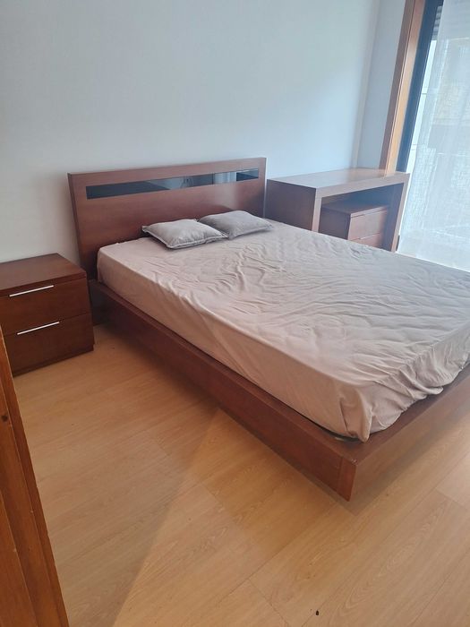 Cama, colchao e mesas de cabeceira