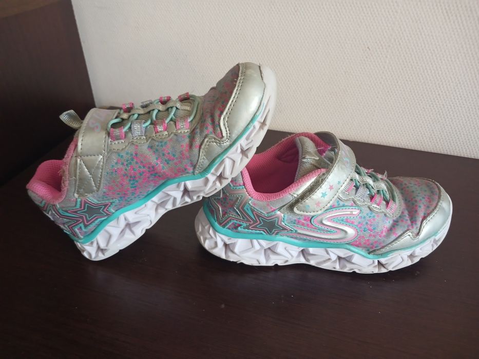 Skechers 32 світяться