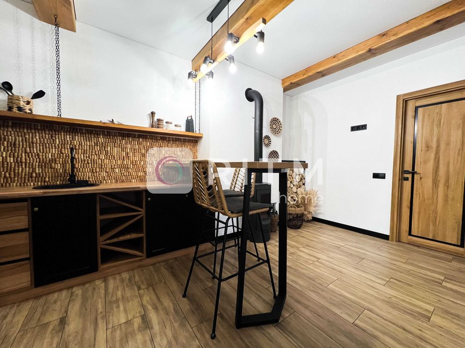 Здається двоповерховий будинок з сучасним дизайнерським ремонтом.