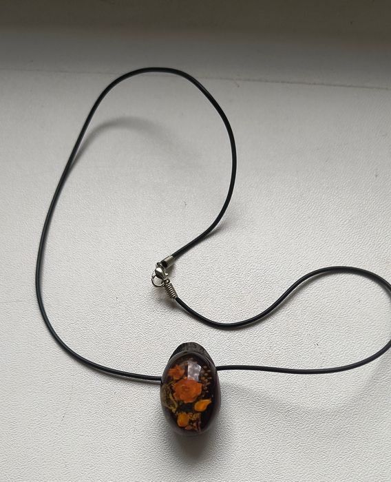 Wisiorek z żywicy z zatopionymi kwiatkami