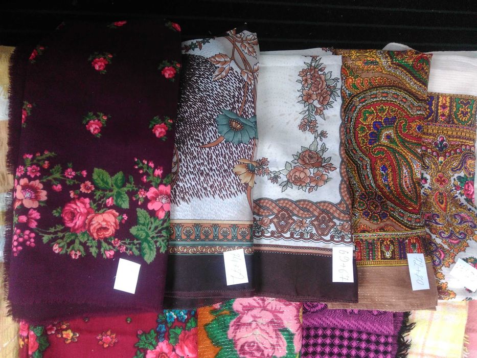 Платки с люрексом, шерстяные и другие.