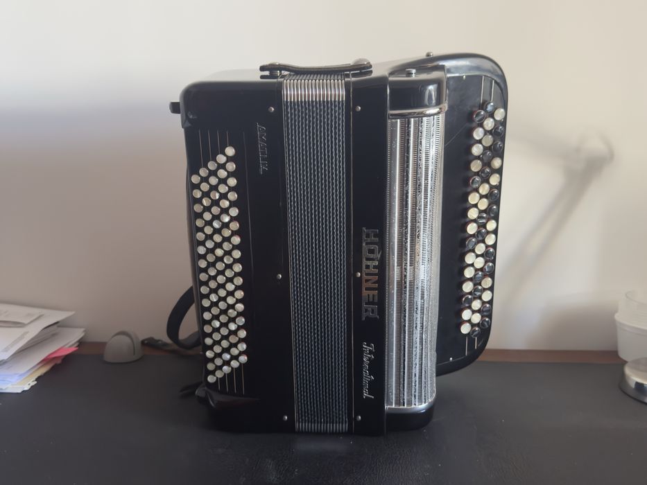 Acordeão Hohner International Amati IV