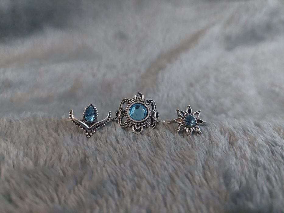 Anéis de aço inoxidável prateados com pedra azul