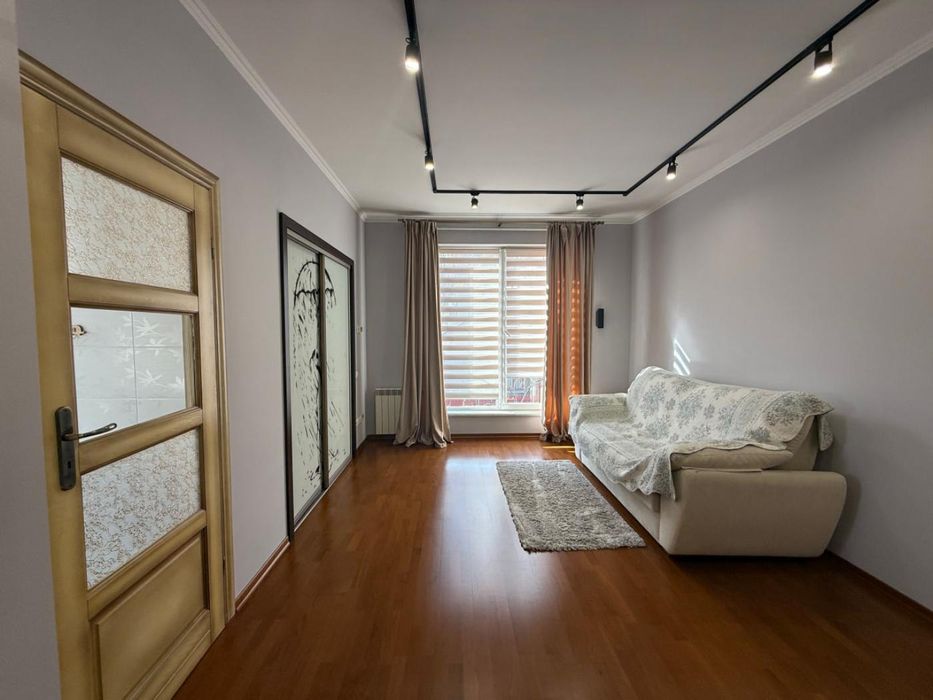 Продаж будинку Левандівка  поруч з озером та парком