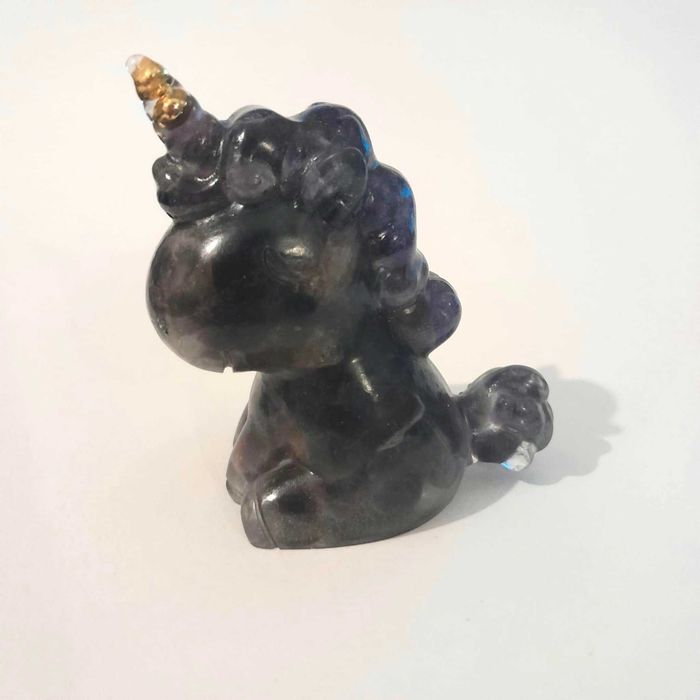 Raposas e unicórnios em resina com pedra semipreciosa