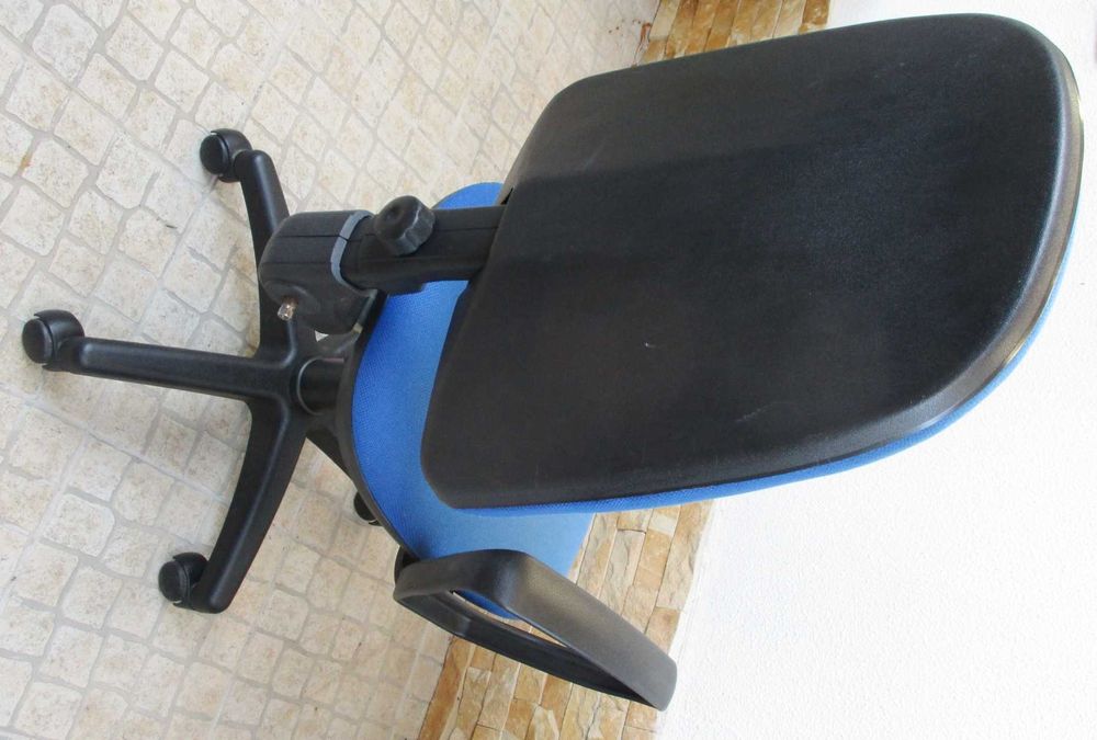 Cadeira de Escritório azul com rodas