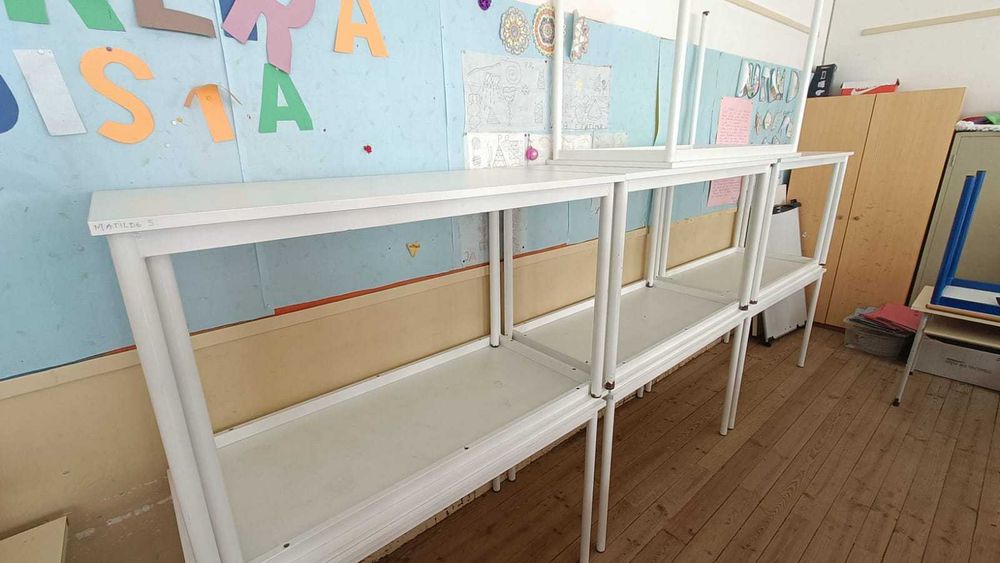 Mesas e cadeiras de sala de formação