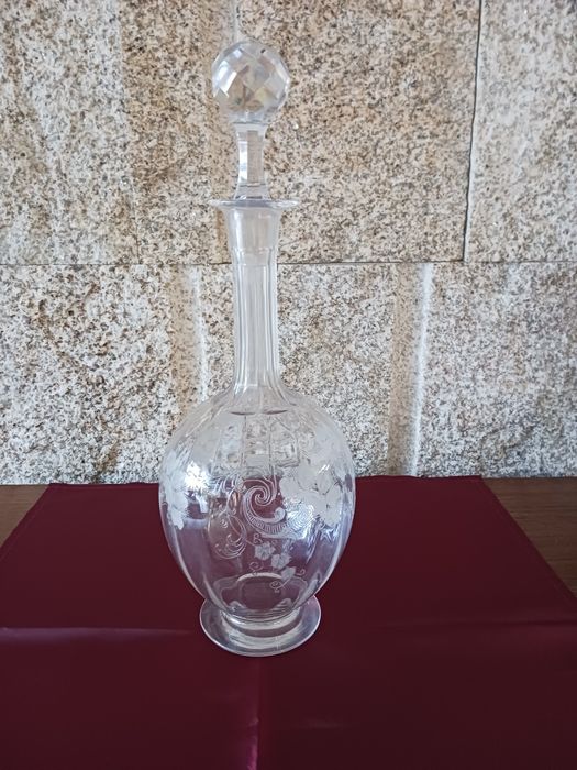Garrafa antiga em vidro lapidado