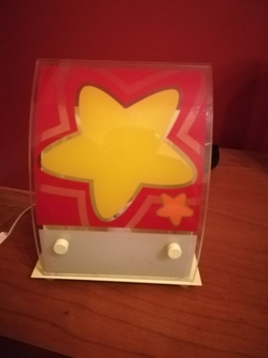 Candeeiro de teto e outro de mesa de cabeceira de quarto criança