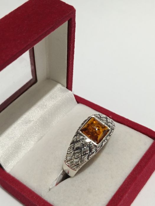 Srebrny pierścionek z herbacianym bursztynem roz.31 srebro próby 925