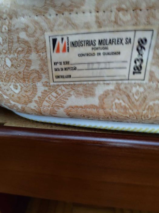 Camas de Solteiro e Mesinhas